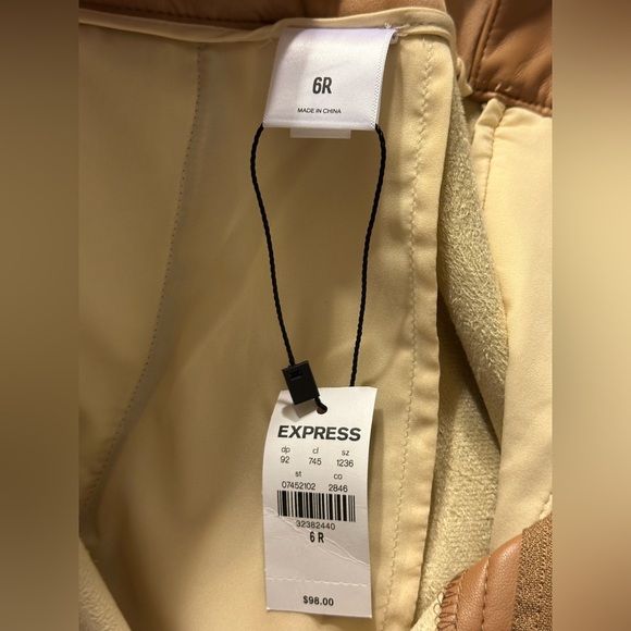 *New* Express Faux Leather Pants Size 6R - Picture 4 of 4